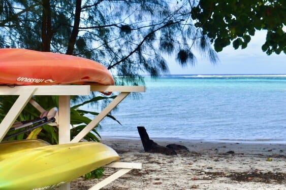 The beach with kayaks at Tumutoa Beach House